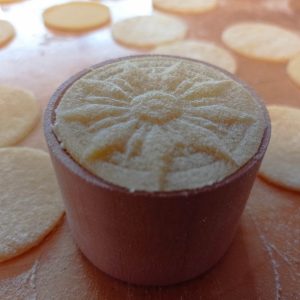 corzettistempel aus birnbaumholz edelweiß