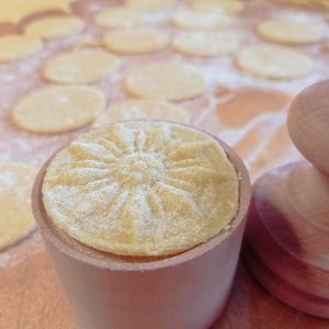 corzettistempel aus birnbaumholz edelweiß