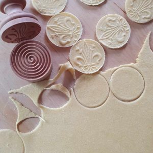 corzettistempel aus birnbaumholz lilie