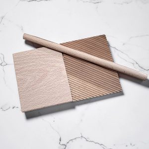 gnocchibrett garganellibrett buchenholz mit geöffnetem ausrollstab