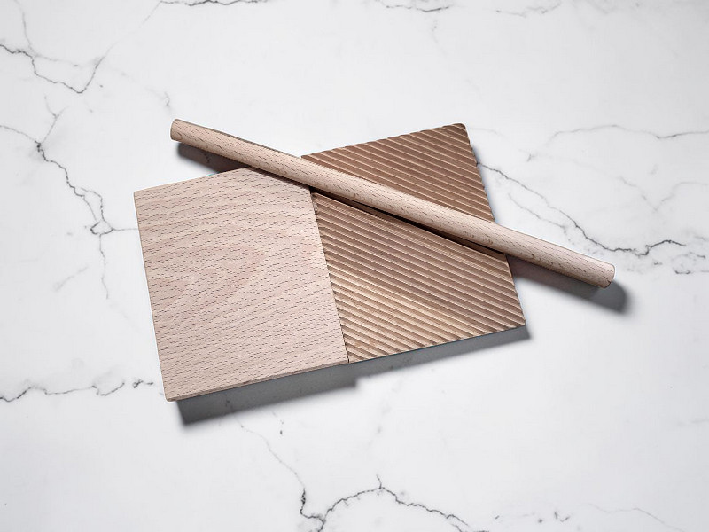 gnocchibrett garganellibrett buchenholz mit geöffnetem ausrollstab