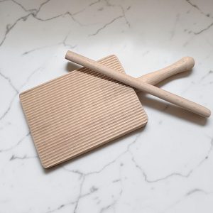 gnocchibrett garganellibrett aus buchenholz mit ausrollstab