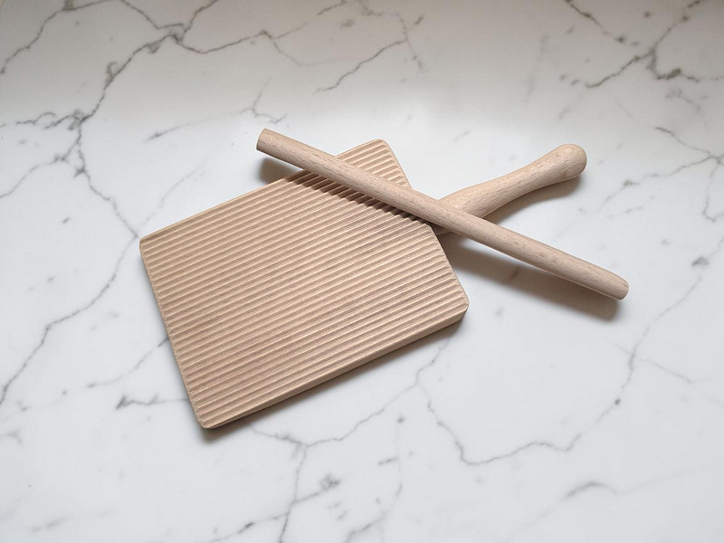 gnocchibrett garganellibrett aus buchenholz mit ausrollstab