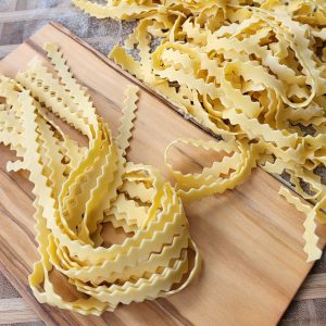 tagliatelle cutter with 12 serrated knives made of pom and real wood handle