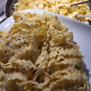 coupe-tagliatelles avec 12 couteaux dentelés en pompon et manche en bois véritable