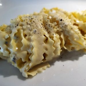 coupe-tagliatelles avec 12 couteaux dentelés en pompon et manche en bois véritable