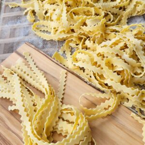 tagliatelle cutter with 12 serrated knives made of pom and real wood handle