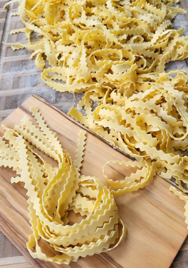tagliatelle cutter with 12 serrated knives made of pom and real wood handle