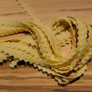 tagliatelle cutter with 12 serrated knives made of pom and real wood handle