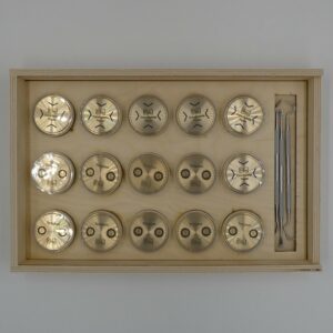 rangement bronze avec étagère et matrices 9