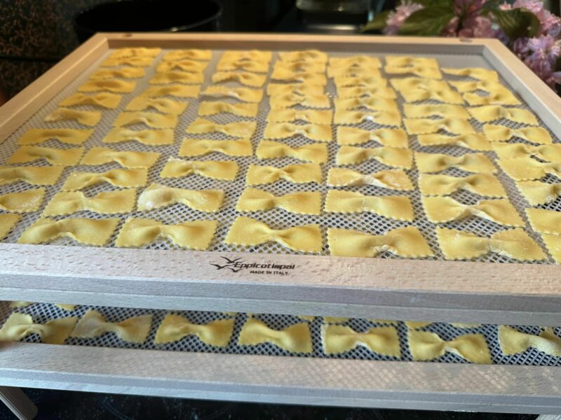 rueda farfalle con mango de madera auténtica