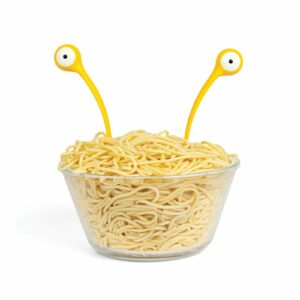 monstruos de espagueti sirviendo cubiertos