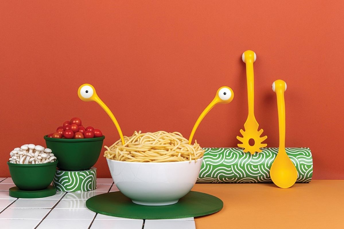 monstres spaghetti servant des couverts