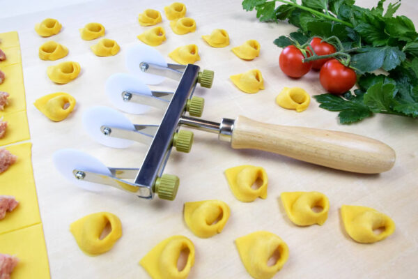 adjustable dough cutter with four dough wheels version with smooth wheels / plastic (pom)