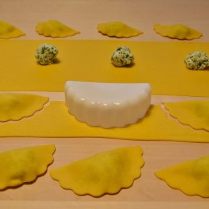 "mezzaluna" halbmond aus pom 90 mm, für biscotti ravioli apfeltaschen
