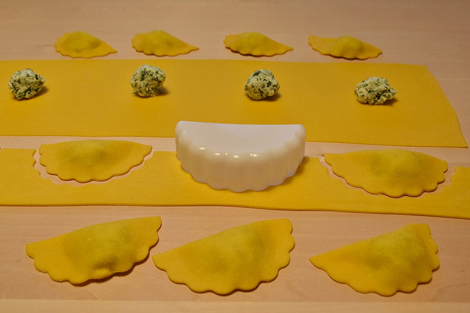 "mezzaluna" halbmond aus pom 90 mm, für biscotti ravioli apfeltaschen