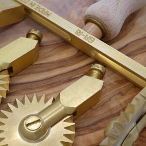 4-fold dough cutter, dough wheel, dough roller, adjustable, serrated, brass