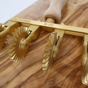 4 facher teigschneider teigrad teigrädchen teigroller, verstellbar, gezahnt, messing