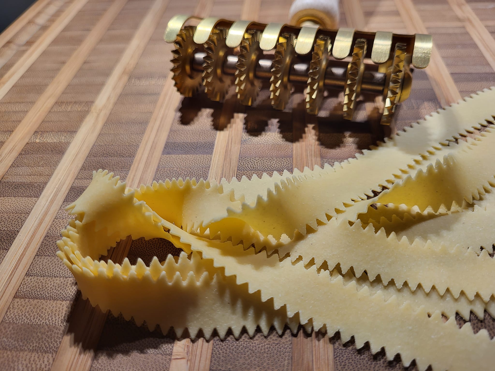 7-fold dough cutter, dough wheel, dough roller, serrated, brass, reginette, pappardelle