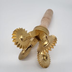 7 facher teigschneider teigrad teigrädchen teigroller, gezahnt, messing, reginette, pappardelle