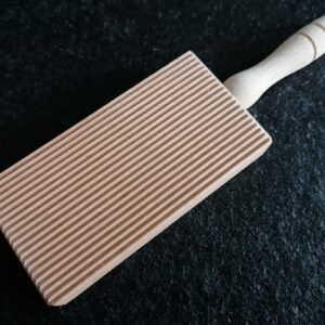 Gnocchi board made of beech wood, with stripes on both sides