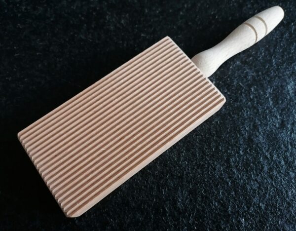 Gnocchi board made of beech wood, with stripes on both sides