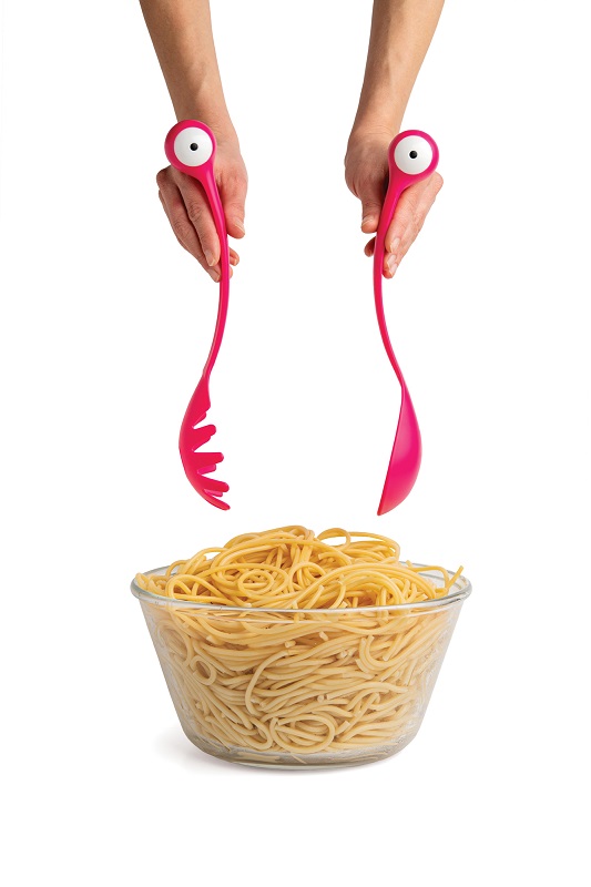 spaghetti monstre servant des couverts rose