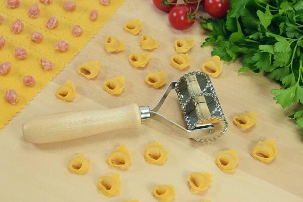 rolling pin, dough cutter (smooth, 28 mm, 8 squares) small tortellini / manti, garganelli, tacconi