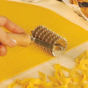 rolling pin, dough cutter (7 blades, smooth) fettuccine, tagliatelle, fileja, fusilli, maccheroni