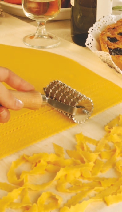 rolling pin, dough cutter (7 blades, smooth) fettuccine, tagliatelle, fileja, fusilli, maccheroni