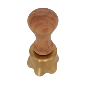 raviolistempel rund aus messing mit olivenholzgriff durchmesser 65 mm
