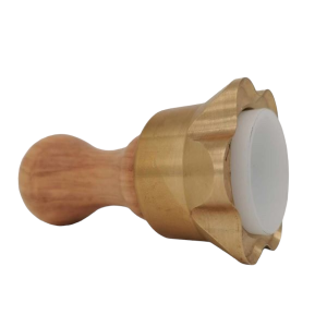 raviolistempel rund aus messing mit olivenholzgriff durchmesser 65 mm
