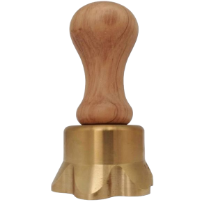 raviolistempel rund aus messing mit olivenholzgriff durchmesser 65 mm