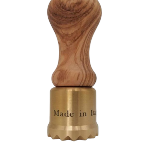 raviolistempel rund aus messing mit olivenholzgriff durchmesser 65 mm