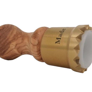 raviolistempel rund aus messing mit olivenholzgriff durchmesser 65 mm