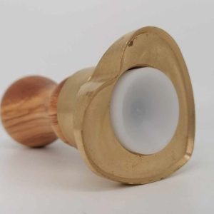 raviolistempel rund aus messing mit olivenholzgriff durchmesser 65 mm
