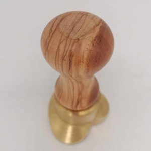raviolistempel rund aus messing mit olivenholzgriff durchmesser 65 mm