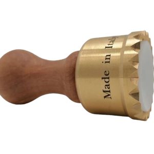raviolistempel rund aus messing mit olivenholzgriff durchmesser 65 mm