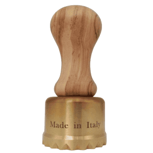 raviolistempel rund aus messing mit olivenholzgriff durchmesser 65 mm