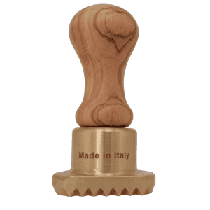 raviolistempel rund aus messing mit olivenholzgriff durchmesser 65 mm