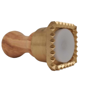 raviolistempel rund aus messing mit olivenholzgriff durchmesser 65 mm