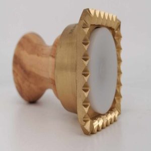 raviolistempel rund aus messing mit olivenholzgriff durchmesser 65 mm