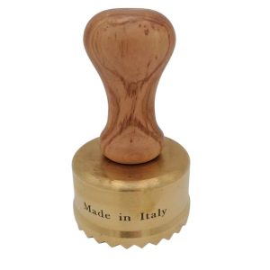 raviolistempel rund aus messing mit olivenholzgriff durchmesser 65 mm