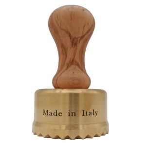 raviolistempel rund aus messing mit olivenholzgriff durchmesser 65 mm
