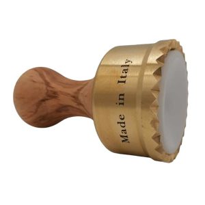 raviolistempel rund aus messing mit olivenholzgriff durchmesser 65 mm