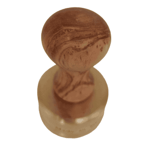 raviolistempel rund aus messing mit olivenholzgriff durchmesser 65 mm