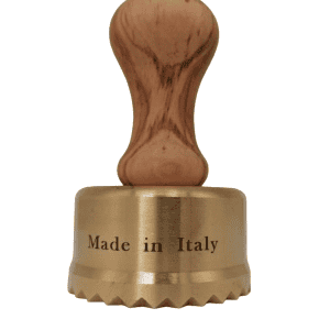raviolistempel rund aus messing mit olivenholzgriff durchmesser 65 mm