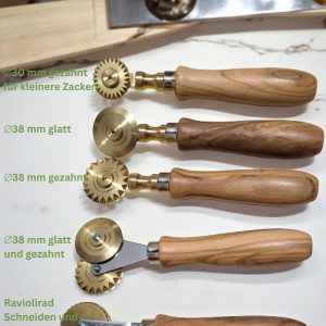 teigrädchen mit glatter klinge aus messing mit olivenholzgriff