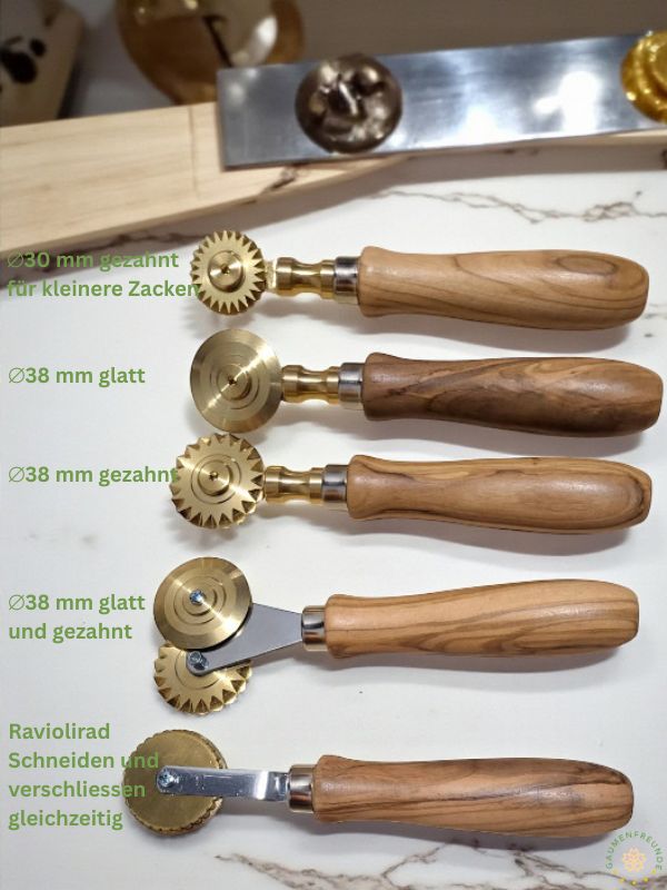 teigrädchen mit glatter klinge aus messing mit olivenholzgriff