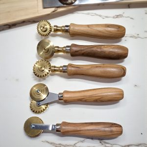 teigrädchen mit glatter klinge aus messing mit olivenholzgriff